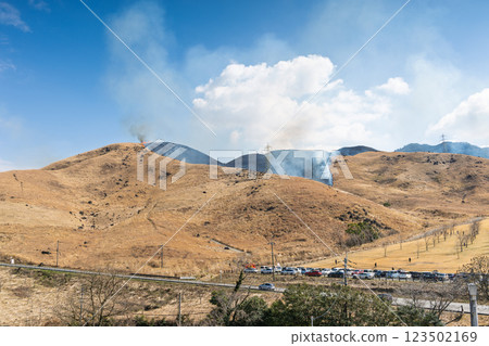 A sightseeing and recreational spot that shines with the spring scenery: A close-up view of the burning fields in Aso (Tawarayama) A sightseeing and recreational spot that shines with the spring scenery: A close-up view of the burning fields in Aso (Tawarayama) 123502169