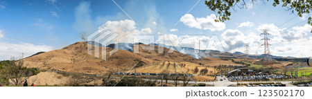 A sightseeing and recreational spot that shines with the spring scenery: A close-up view of the burning fields in Aso (Tawarayama) 123502170