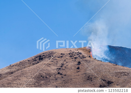 A sightseeing and recreational spot that shines with the spring scenery: A close-up view of the burning fields in Aso (Tawarayama) A sightseeing and recreational spot that shines with the spring scenery: A close-up view of the burning fields in Aso (Tawarayama) 123502218