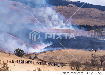 閃耀春光的觀光休憩勝地:近距離觀賞阿蘇(俵山)火燒場 閃耀春光的觀光休憩勝地:近距離觀賞阿蘇(俵山)火燒場 123502222
