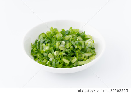 小碟中切碎的蔥（蔥） 123502235