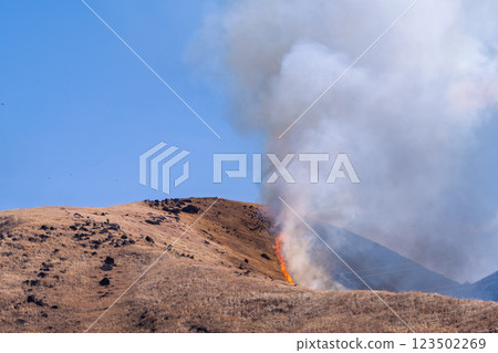 A sightseeing and recreational spot that shines with the spring scenery: A close-up view of the burning fields in Aso (Tawarayama) A sightseeing and recreational spot that shines with the spring scenery: A close-up view of the burning fields in Aso (Tawarayama) 123502269