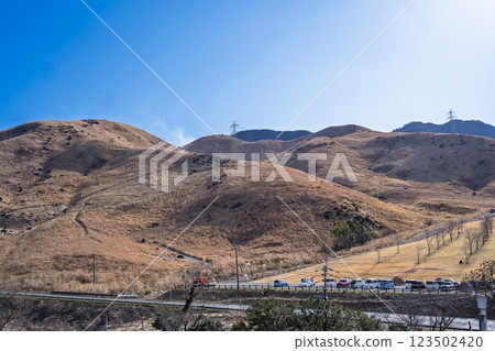 (Before the burning of fields) A tourist and recreational spot that reflects the spring scenery: the burning of fields in Aso (Tawarayama) 123502420