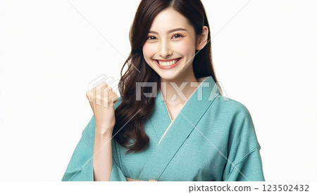 身穿和服的微笑女士握緊拳頭 身穿和服的微笑女士握緊拳頭 123502432