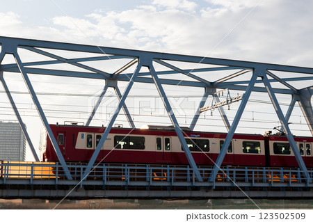 【京急本線】朝陽中疾馳的特快列車 123502509