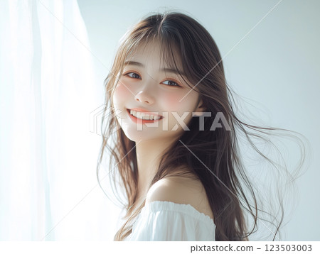 長著柔軟長髮的微笑女人 長著柔軟長髮的微笑女人 123503003