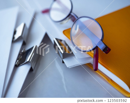 桌上的文件、筆記本和眼鏡 123503592