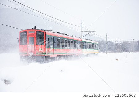 [Aizu Line] The AIZU Mount Express races through the snow 123503608