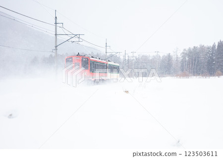 [Aizu Line] The AIZU Mount Express races through the snow 123503611