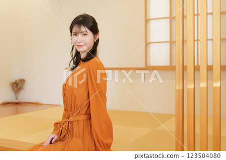 Woman in a Japanese-style room 123504080