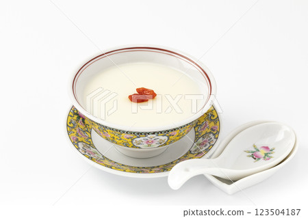 白色背景中黃色中國碗裡做的杏仁豆腐 123504187
