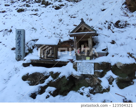 Sanjogatake in the depths of winter (a snow-covered shrine on the hiking trail) Sanjogatake in the depths of winter (a snow-covered shrine on the hiking trail) 123504321