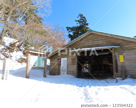 Sanjogatake in the depths of winter (a temple lodge on the mountain trail covered in snow) Sanjogatake in the depths of winter (a temple lodge on the mountain trail covered in snow) 123504322