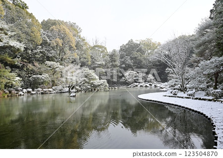 神社花園中池塘和暴風雪的壯麗景色(平安神宮) 神社花園中池塘和暴風雪的壯麗景色(平安神宮) 123504870