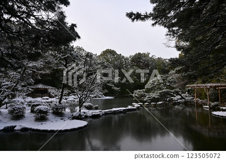 Snow-covered Garyu Bridge and the pond in the shrine garden (Heian Shrine) Snow-covered Garyu Bridge and the pond in the shrine garden (Heian Shrine) 123505072