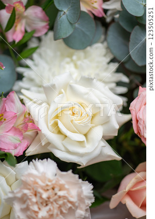 Delicate composition of white and pink roses in a basket 123505251