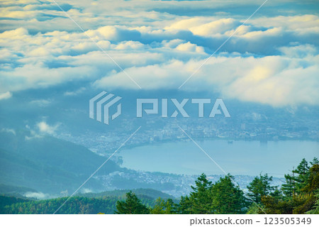 Lake Suwa and the sea of clouds [taken from Takabocchi Plateau] 123505349
