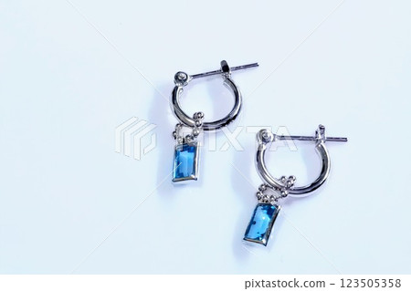 漂亮的銀藍色托帕石耳環 漂亮的銀藍色托帕石耳環 123505358