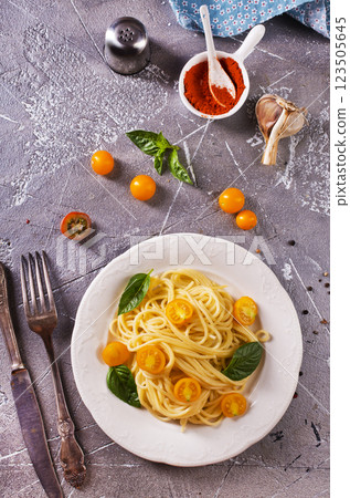 Pasta spaghetti with tomatoes and fresh basil in a plate 123505645