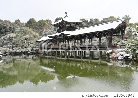 Taiheikaku and snow scenery (Heian Shrine) Taiheikaku and snow scenery (Heian Shrine) 123505945
