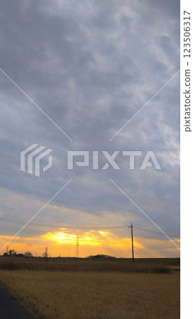 Sky that stains in the sunset 123506317