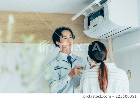 檢查空調的工人 123506351