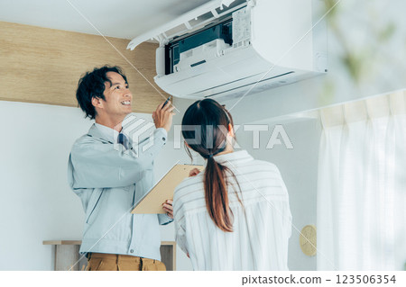 檢查空調的工人 123506354
