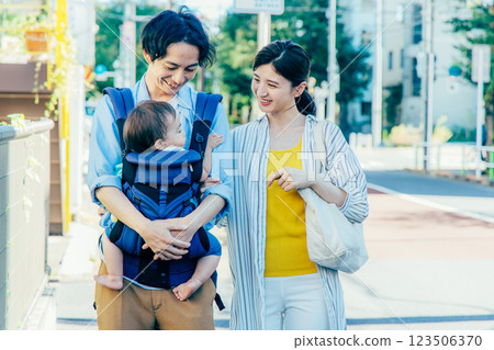 抱著一個嬰兒的年輕夫婦 123506370