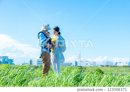 抱著一個嬰兒的年輕夫婦 123506371