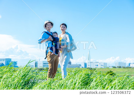 抱著一個嬰兒的年輕夫婦 123506372