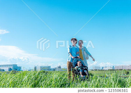 一對夫婦推著嬰兒車散步 123506381