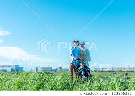 一對夫婦推著嬰兒車散步 123506382