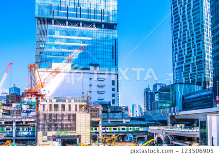 日本東京城市景觀，三月。再見，澀谷站西口。兩邊的建築物都消失了。背景為六本木新城（第二天） 123506905