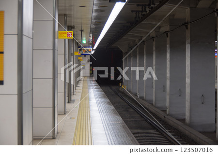 Platform and tracks at Tenmabashi Station on the Keihan Railway 123507016