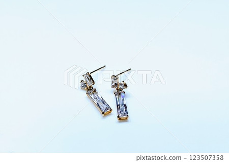 漂亮的金方晶鋯石耳環 123507358