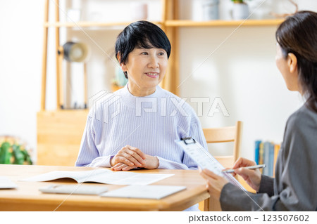 接受銷售的高級婦女 123507602