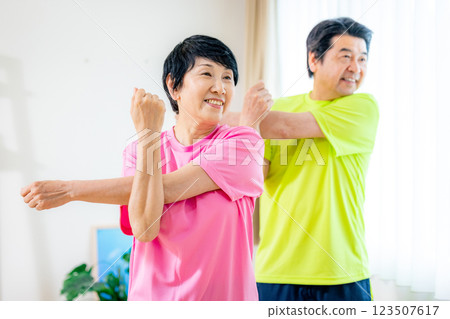 老年男性和女性鍛煉 123507617