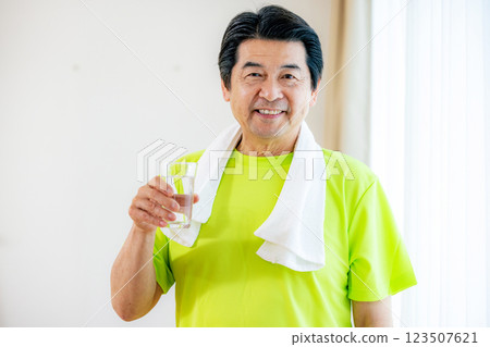 Senior man rehydrating after exercise 123507621