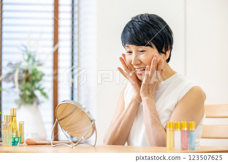 老年婦女感覺皮膚濕潤 123507625