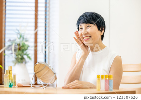 老年婦女感覺皮膚濕潤 123507626