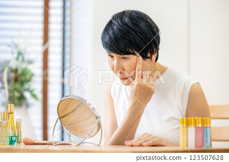 遭受皮膚問題的資深婦女 123507628
