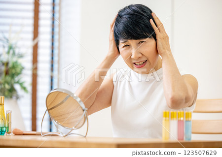遭受皮膚問題的資深婦女 123507629