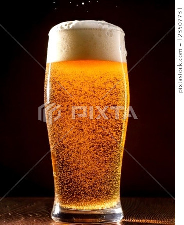 生啤酒倒入杯子 123507731
