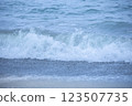 洶湧的波浪 123507735