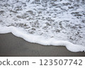 洶湧的海浪與沙灘 123507742
