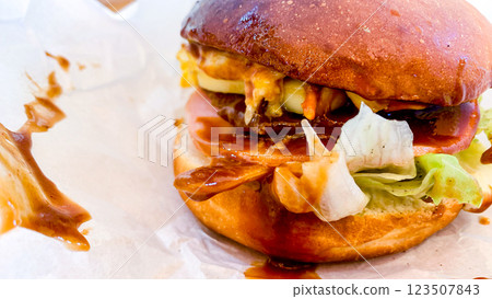 香脆可口、醬汁豐富的唐津漢堡 123507843