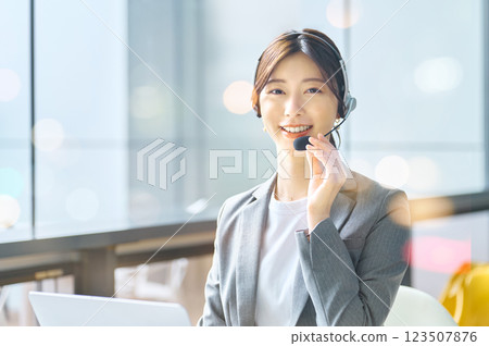 配戴對講機的女接線生 拍攝合作：SKY Perfect Tokyo Media Center 123507876