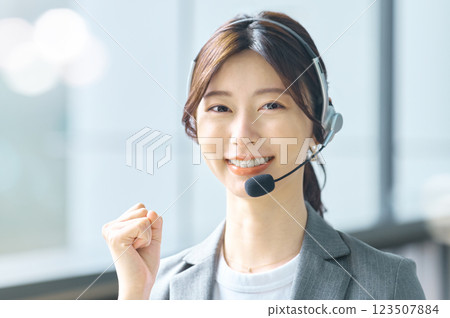配戴對講機的女接線生 拍攝合作：SKY Perfect Tokyo Media Center 123507884