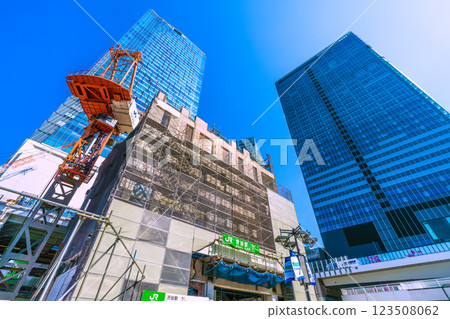 日本東京城市景觀。兩邊的建築物都消失了。僅剩中央建築=2025年3月2日 123508062