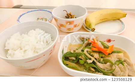 糖尿病治療期間的醫院餐食 123508129